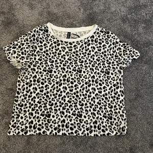 Tröja med leopardmönster - Säljer denna tröja som knappt är använd, är som nyskick och är storlek s
