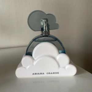 Parfym - Säljer ariana grande parfymen ”cloud”. Den är använd några sprut bara så ca 98ml av 100ml kvar 🫶🏼