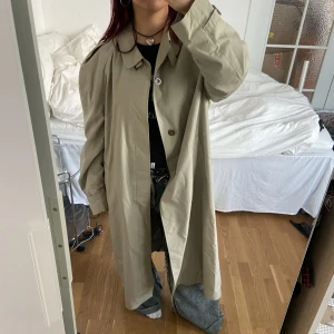 Trenchcoat - Perfekta trenchcoaten till hösten💫⭐️ finns dock en liten reva i högra ärmen därför säljer jag billigt för den som vill fixa! Oversized och annars i superskick! Jag är 163 cm lång💖💖