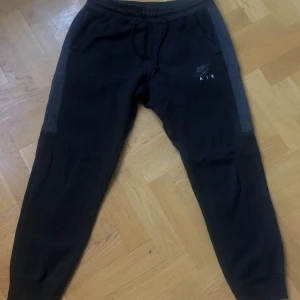 Mjukisbyxor - Snygga och sköna mjukisbyxor från Nike säljes som är sparsamt använda.