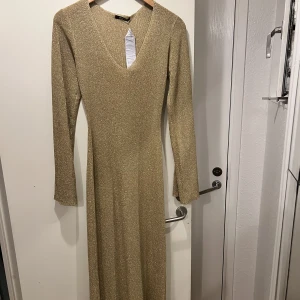 Klänning  - Helt ny oanvänd klänning från Gina. Perfekt för fester eller event. Köpte den för 499kr.