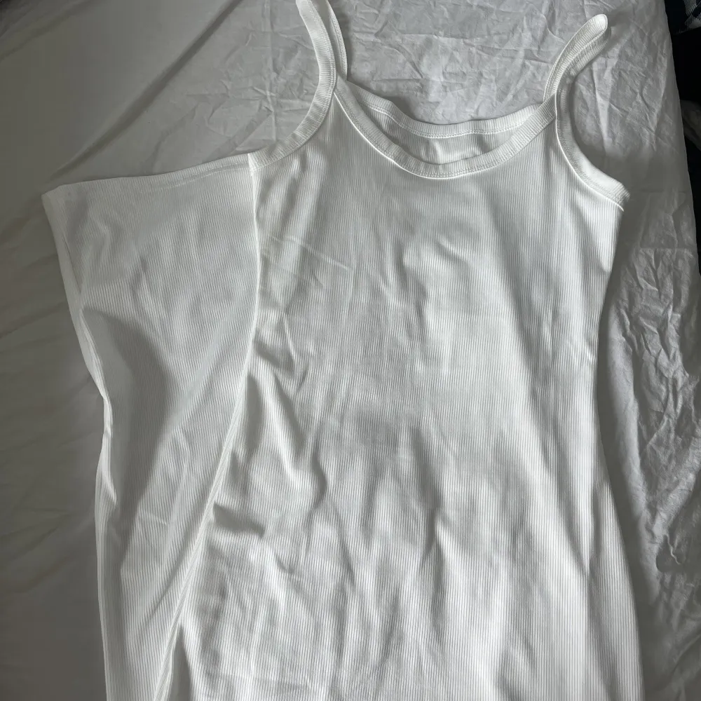 Supersnygg basic vit tight  lång klänning, aldrig använd. Klänningar.