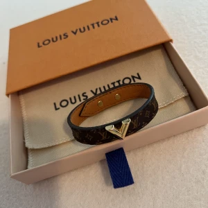 Louis Vuitton armband  - Strl 17 Kvitto och tillbehör medföljer.  Toppskick!