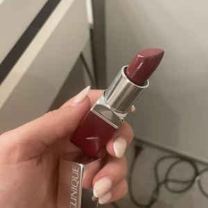 Clinique läppstift  - Säljer mitt röda läppstift i berry pop från clinique. Helt nytt och aldrig använt! Originalpriset är 265 kr, säljer för 100 + frakt❤️💋