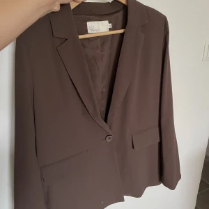 Kavaj Nelly  - Supersnygg kavaj från Nelly storlek 34 som inte kommer till användning tyvärr, använd 1-2 ggr, som ny