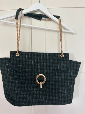 Nice väska - Asnice lite större väska med gulddetaljer.