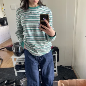 sweater - Säljer denna grönrandiga långärmade tröjan från carlings! köpt för längesen o använder ej längre. Passar både killar o tjejer o är i bra skick:) Kolla gärna min profil för mer💓