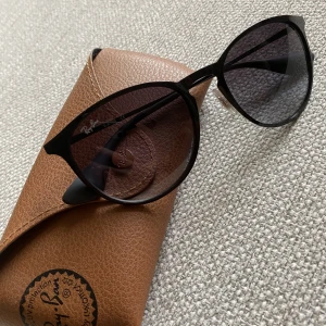 Ray-Ban glasögon dam - Säljer dessa äkta Ray-Ban glasögon, superskönt glas och nyskick! 