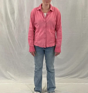 Rosa skjorta  - Finns att köpa på min instagram ”onemoreuse.uf”. Kostar 69kr 🫶🫶