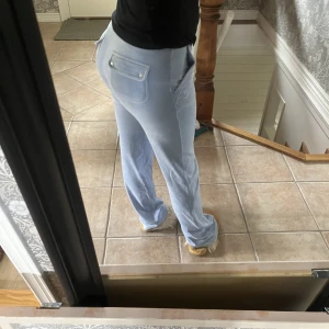 Ljusblåa juicy byxor - Nu säljer jag dom här juicy byxorna för har inte användning av dom längre. Dom är jätte fina o i bra skick. Original pris 1100. Har också svarta i xxs om någon är intresserad!! 