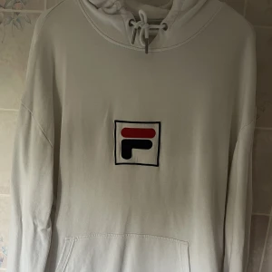 Fila Hoodie - Fräsch Fila hoodie som är oversized! 