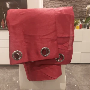 4 längder Oljettgardiner 240 cm långa - 4 längder öljettgardiner i vinröd färg NYA