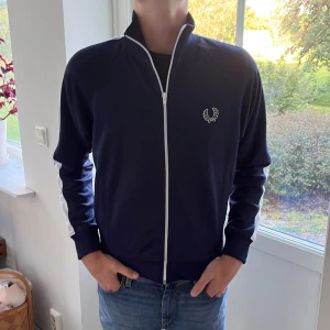 Fred Perry tröja  - En snygg fred Perry tröja i riktigt bra skick, 9/10, Mitt pris 330, nypris är 1299. MVH Simon 