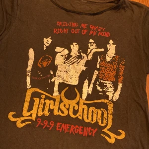 Bandtröja girlschool  - Bandtröja, lite klippt i hals och ärmar. Använd 1 gång.  Strl S
