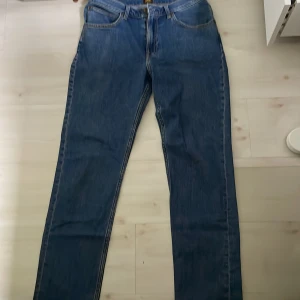 Lee jeans - Mörkblå Brooklyn straight fit jeans från Lee Säljes då jag hittat ett annat par som passar mig bättre Storlek: W33 L34 Skick nästan helt oanvända utan något slitage