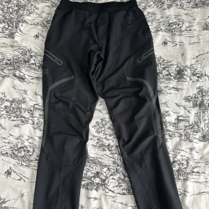 Under Armour byxor strl M - Hel nya Under Armour byxor i Storlek M! Använda endast en gång! En helt ny kostar 1100kr