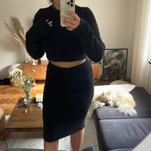Svart sett  - Ett svart super mysigt sett med kjol och långärmad croptop! Aldrig använt, lappar kvar! Storlek S, ord. pris 700:- 🖤