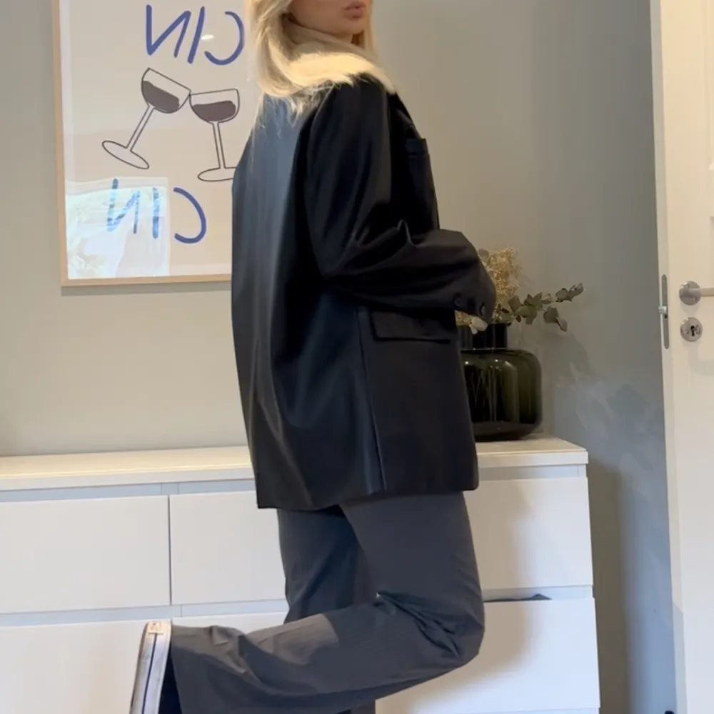 Pu blazer från nakd, i bra skick inte mycket använd. Storlek 34 men väldigt oversized modell. Kostymer.