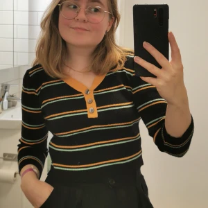 Randig koreansk croptop 2/3 ärmar XS - Randig croptop från Banyan Tree by Korea. 2/3 ärmar. Tyget är något nopprigt/urtvättat (se bild 3). Storlek saknas men uppskattas till XS! Gratis vid köp av något annat<3