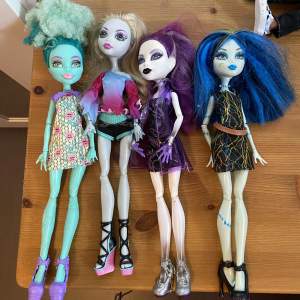 Olika monster high 175kr styck. Finns i Hortlax att hämta. Kan fraktas spårbart med postnord. Kan skicka fler bilder på dockorna. 1 Honey Swamp  2 Lagoona Blue  4SÅLD  5 Frankie Stein  Tar enbart swish 