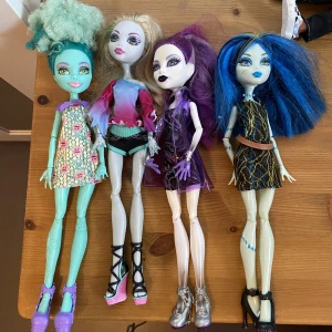 Monster High - Olika monster high 175kr styck. Finns i Hortlax att hämta. Kan fraktas spårbart med postnord. Kan skicka fler bilder på dockorna. 1 Honey Swamp  2 Lagoona Blue  4SÅLD  5 Frankie Stein  Tar enbart swish 