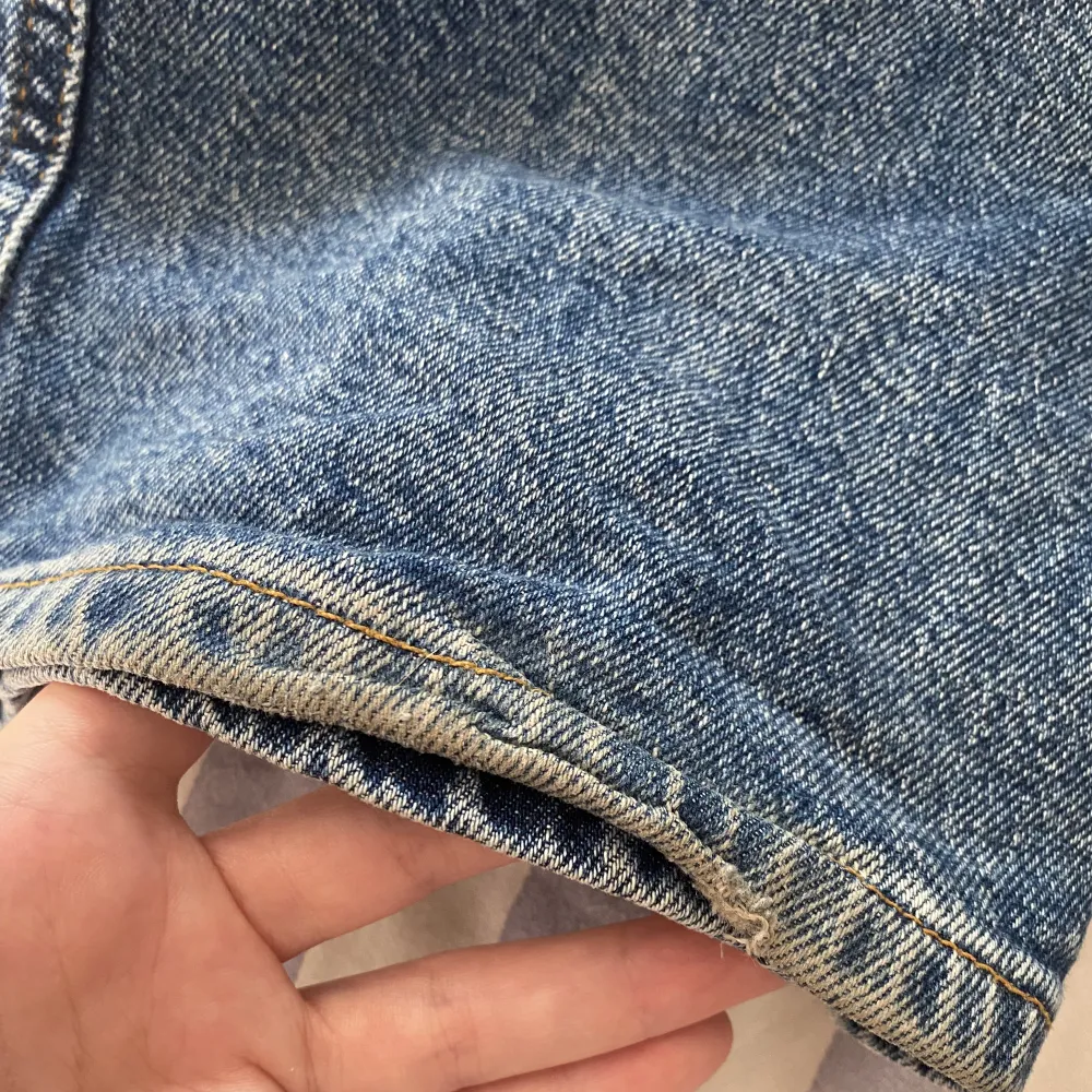 Ett par jättesnygga jeans från bikbok som tyvärr ej kom till användo❤️ De är använda ett fåtal gånger men är i bra skick. Ända skadan finns på baksidan av benen men annars är de som nya!❤️ordinarie pris var 700 kr men säljer för 400. . Jeans & Byxor.
