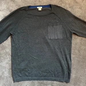 Tröja - Detta är en superfin grönglittrig tröja med en liten ficka. Den är superfin och mjuk och relativt tunn och luftig. Är i storlek 12 men kan även användas som en snygg kortare topp. Mycket bra kvalitet och endast använd ett fåtal gånger, köpt för ca 700kr❤️❤️