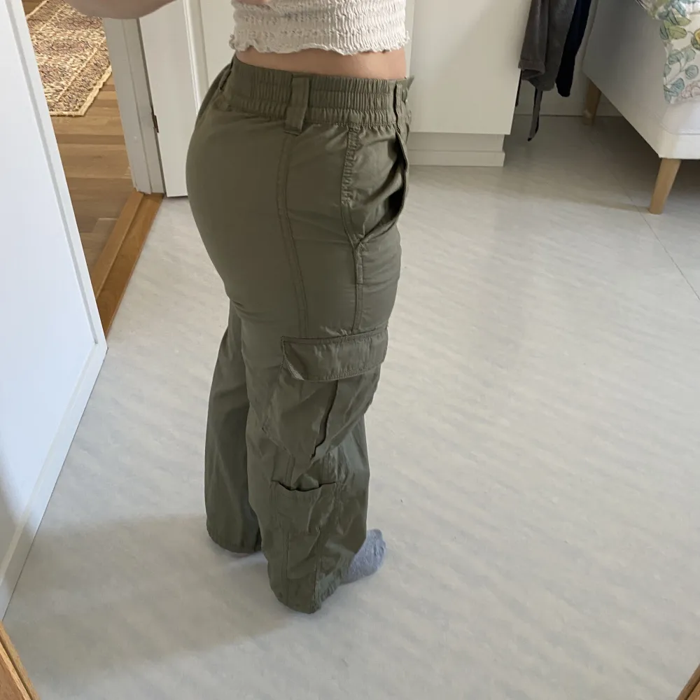 Säljer helt oanvända lågmidjade cargopants från H&M som är gröna och i strl 34. De är stretchiga och jätteskönt material! . Jeans & Byxor.