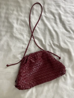 Bottega veneta väska  - Fick denna bottega veneta leather clutch pouch bag i färgen burgundy. Den har en hel del slitningar på lädret men fortfarande så fin! Säljs nypris mellan 20-30 tusen. 