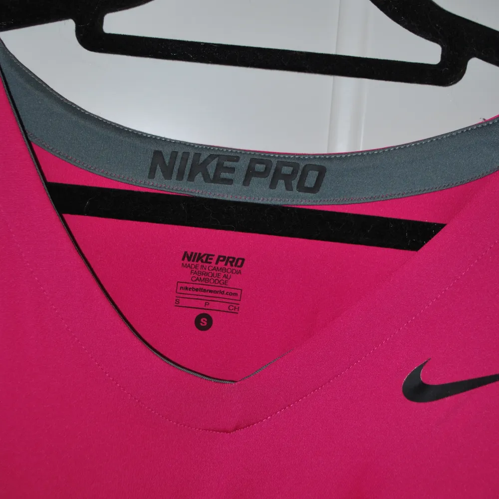Träningstopp från Nike i storlek S. Stretchig och skön. Använt men i gott skick! . T-shirts.