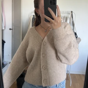 Stickad kofta - Tjockare stickad kofta från & other stories i storlek Xs💕💕💕superfint skick. Tryck INTE på köp nu!❣️