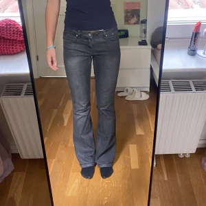 Grå lågmidjade jeans 💗 - Säljer mina före detta favoritjeans eftersom de inte längre kommer till användning. Dessa är perfekt längd på mig som är 174 cm lång 💗 Innerbenslängd: 83 cm Midja: 77 cm