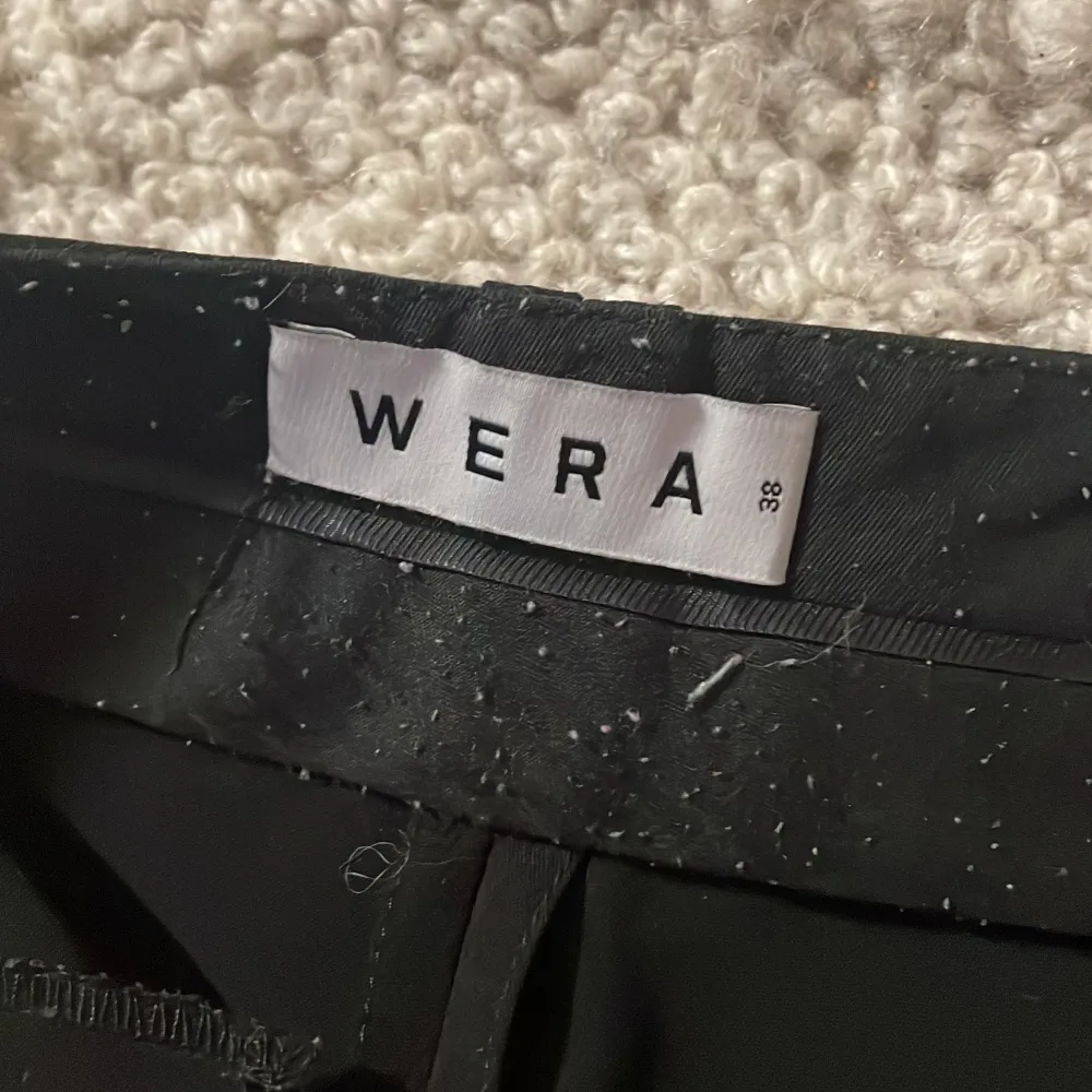 säljer dessa svarta kostymbyxor från wera i strl 38, då de inte kommer till användning och är för korta för mig nu. sparsamt använda, lite noppriga vid midjan, se bild 3. 💕. Jeans & Byxor.