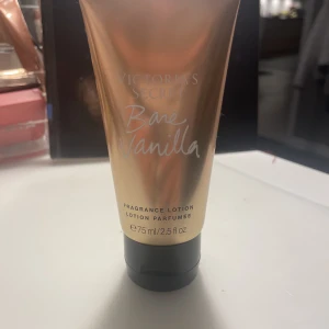 Body lotion ifrån Victoria secret  - En body lotion i från Victoria secret i doften bare vanilla. 💗