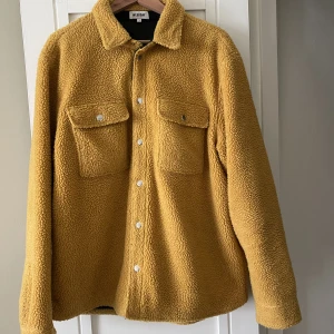 Jacka  - Gul jacka. Använd men i bra skick. 