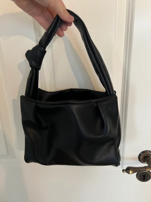 Väska med knytdetalj - Jättesnygg väska med knytdetalj, aldrig använd. Se sista bilden gör storleksreferens💕