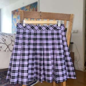 y2k tjol  - Lila och svart tjol med samma y2k stil som i clueless! 