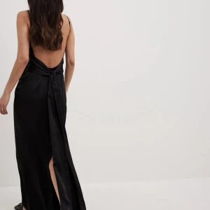 Balklänning/långklänning ifrån NA-KD - Säljer denna jättefina balklänning ifrån NA-KD, aldrig använd då jag köpte storleken större och inte fick användning av denna🥰