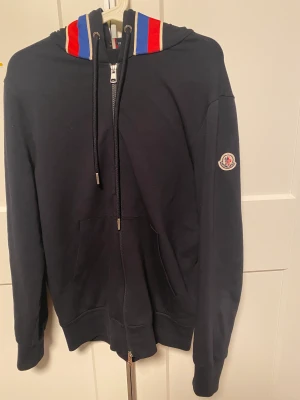 Moncler tröja - Storlek S Som ny använd fåtal gånger. Köpt för cirka 7000kr Kvitto finns.