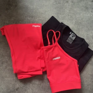 Träningskläder  - Snyggt stronger sätt med ett svart linne 500 hundra för allt. Tryck ej köp nu🥰  köpare står för frakten