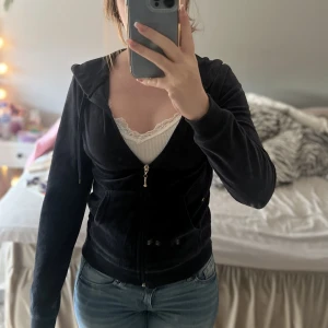 Marinblå kofta - Mått: xs Stil: Figursydd med sammets tyg Skick: Bra skick 