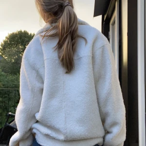 Teddy jacka - Världens skönaste Teddy jacka perfekt nu till våren. Oversized så passar alla stl beroende på hur man vill att den ska sitta själv har jag ungefä S i kläder. Från Monki och säljs inte längre köptes för 699kr. Bara att skriva om du har ngra fr