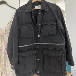 Jacka - Så snygg jacka från weekday. Säljer då den är för stor för mig och därför inte kommer till användning🤍