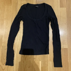 Långärmad tröja - Säljer denna supersnygga långärmade ribbade tröjan från bikbok. Den sitter så snyggt på. För fler bilder/frågor kom privat🩷