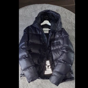 Kenzo jacka - Kenzo vinterjacka, skick 10/10 Använd 3 gånger  Fin o inga skador Storlek xs/s