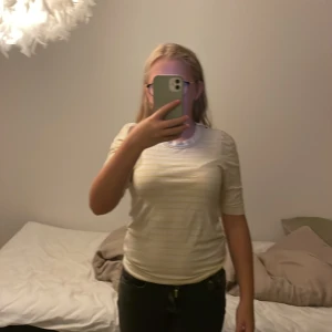 Tröja - Gul och vitrandiga tröja från Lindex! Nästan aldrig använd och är i fint skick. Jätte fin gul förg till sommaren. Köparen står för frakten .