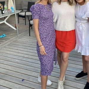 Lila långklänning  - Lila långklänning från hm. Använd 1 gång, dvs på bild. Bomullsmaterial, jätteskön