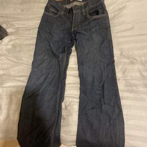 Säljer dessa Levis jeans pga att dom inte kommer till användning längre. Dom är i bra skick och knappt använda 💕