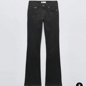 Svarta zara slutsålda jeans i storlek 32 som är använda och lite urtvättade, dock är dom redan så i färgen från början, men fortfarande väldigt bra skick utöver det ! 