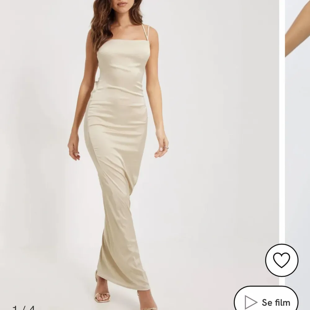 Säljer min balklänning💕💕 endast använd en gång och är som ny! Köpte för 899kr (modellen heter ”Favorite Detail Dress)😚. Klänningar.